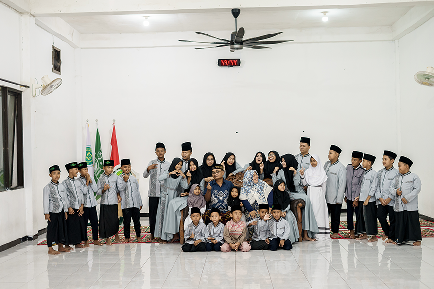 Kebersamaan Pengurus Yayasan Al Hikmah Bersama Anak-Anak Asuh